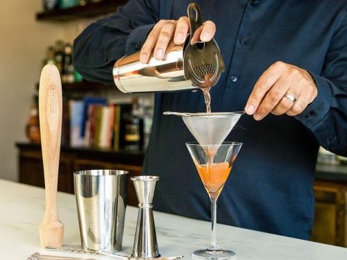 From Novice To Expert: The Ultimate Guide To Becoming A Bartender
