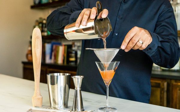 From Novice To Expert: The Ultimate Guide To Becoming A Bartender
